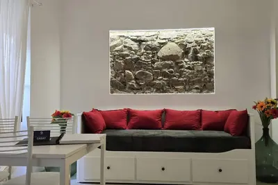 Image de Full-featured apartment with rock shower