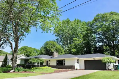 Image de Beachwood Family Home - Muskegon -  walk 2 Lake Mi beach + local playground park