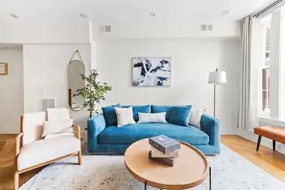 Image de New! Entire 3 Flrs Townhome w/Arcade; Under 10 Mins Drive to All Path Trains
