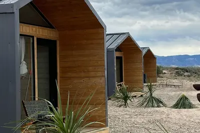 Image de Package Deal Sleeps 9! Sandy Beach, Awesome Views, Steps to the Water.