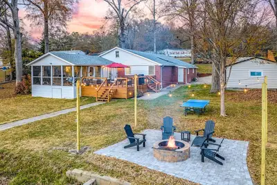 Image de ✨New to Vrbo✨ Lakefront Getaway: Fire Pit ~ Dock ~ Games ~ Family & Pet Friendly