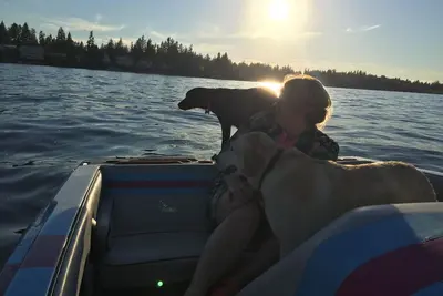 Image de The Lake Tapps Waterfront Hideaway\nFamily\nPet-Friendly, Warm hot tub, Lake Life!