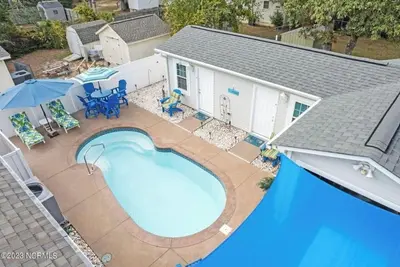 Image de New to rental market~Cozy beach bungalow with private Heated pool & golf cart.