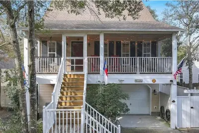 Image de 5 mins to beach, golf cart & fenced in yard. Pet-friendly!