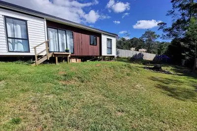 Image de Itzy Bitzy house is colourful, cosy, fully fenced with sea views