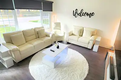 Image de Entire luxury house w/ 3Bdrm, 2Bthrm, hot tub, Ev charger, Ps5, Bbq & fire pit