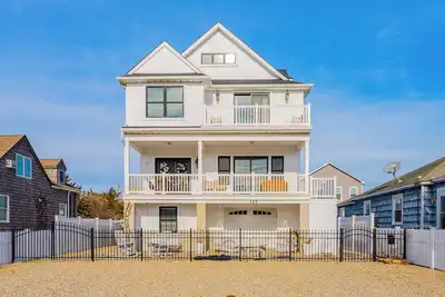 Image de Beautiful Beach House walking distance to White Sands Beach & the Bay!