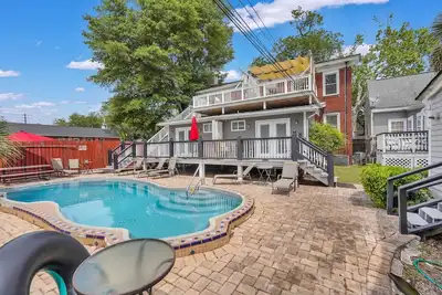 Image de Tranquil Haven by Forsyth\n7 minutes walk to Forsyth Park w/ deck and pool! !