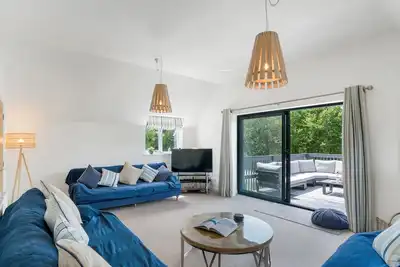 Image de Tucked away among the serene surroundings of Roserrow, just a stone's throw away from Polzeath and t
