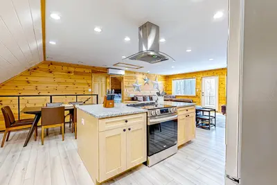 Image de Dog-friendly apartment by Moosehead Lake with sprawling deck & firepit