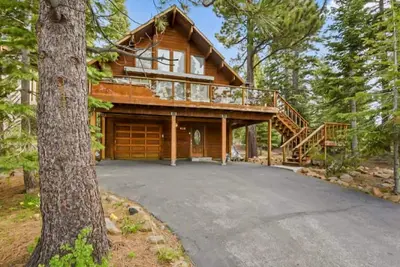 Image de Outdoor haven with hot tub, media room, scenic views - close to everything
