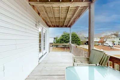 Image de Tropical home half mile to beach with elevator & 2-tier outdoor living
