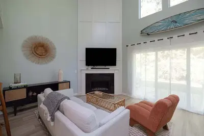 Image de New! Updated Bungalow Close to Beach!