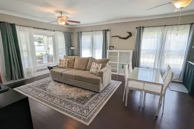 Image de Lakeside historic home in the heart of Lakeland! Enjoy lake views from porch.