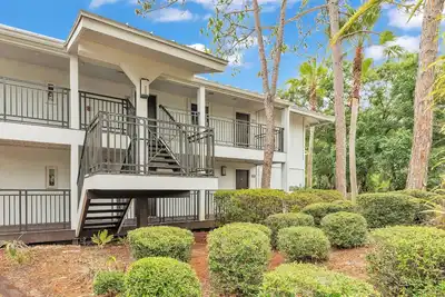 Image de Spacious Golf & Tennis Condo w\/ Stunning Views, Patio, Full Kitchen & More – Perfect for Relaxation!