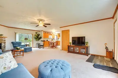 Image de Serene Zanesville Getaway: Hot Tub, 2 Decks!