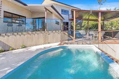Image de Welcome to your lakeside oasis in beautiful Burleigh Waters!