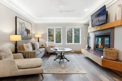 Image de Location & Amenities Makes Charter Unbeatable - Our 2br Awaits You & Yours!