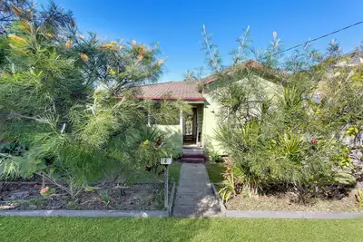 Image de Green Mango - beach cottage. Walk to beach, park and breakwater. Family friendly