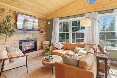 Image de Serene Kentucky Lake Cabin Hot tub, Kayaks, Quiet Space, 15 min to Ark