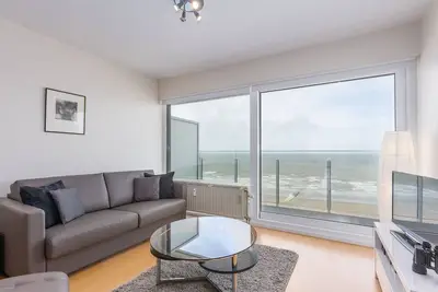 Image de Séjour avec vue sur la mer et terrasse