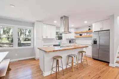Image de Luxury Home Minutes to Base & Downtown - Sleeps 9