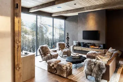 Image de New 2024 Luxury Ski in Ski out Home at Whitefish Mountain Resort - Private Hot