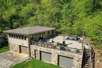 Image de The Loft - Lounge with Grill and Hot Tub!