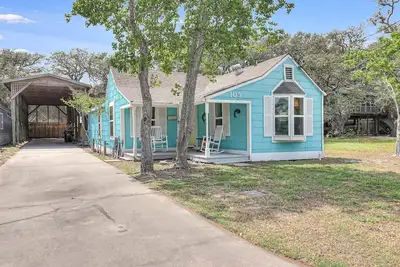 Image de Quaint in town Cottage, Walk to Restaurants and Bars, Screened Porch, Rv Pad