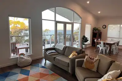 Image de A family friendly house with breath-taking sea views in a great location.