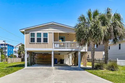 Image de 🌴 The Wright Place: Fenced Yard | 1 Block to the Beach | Screened-In Porch 🌴