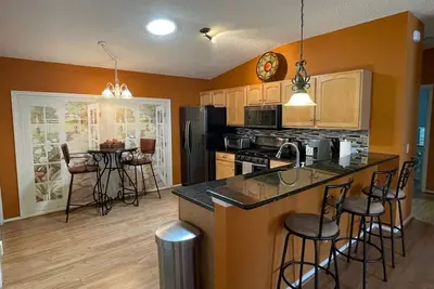 Image de Charming home in The Villages with upscale amenities and convenient location.
