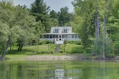Image de Big Rideau Lake Waterfront Cottage with pristine beach!