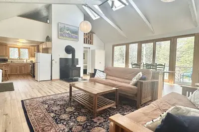 Image de 1 Br Home in Quiet Wooded Area in Bh! [Art Studio]