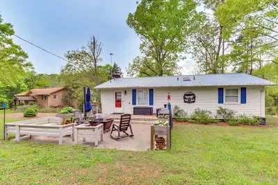 Image de Lakefront Leasburg Home w/ Dock & Views!