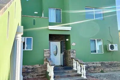 Image de Beautiful beachfront home, private beach, 20 min from downtown and pet friendly!