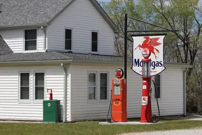 Image de The Breeze-cozy, vintage charm with vintage gas pumps, deck and fire pit area!