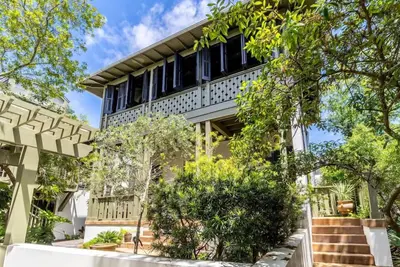 Image de Rosemary's Pineapple Cottage & Carriage House | Communal Beach & Pool Access