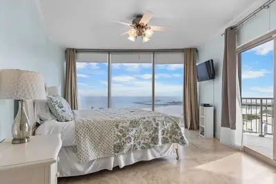 Image de Sunset Spectacular! Beach getaway steps from the sand! Snowbirds haven!