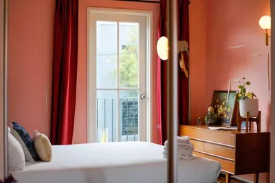 Image de 10 min walk to arts precinct - Book Your Getaway!
