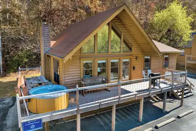 Image de Lakeside 3 bedroom chalet with hot tub! !