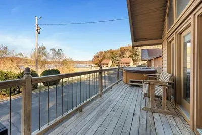 Image de Lakeside 3 Bedroom Chalet with a hot tub!
