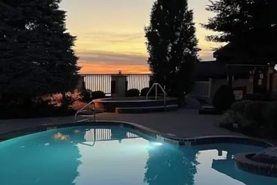 Image de Updated condo, two master suites with king beds, private balcony