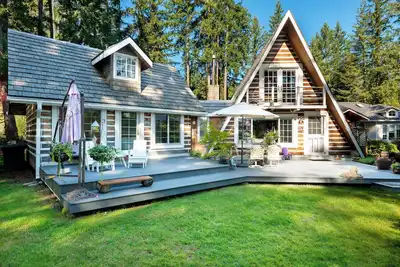 Image de Entire Cabin/House, quite and private yet in town.