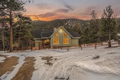 Image de Pines & Peaks Cabin | 10 min to Rmnp | Hot tub
