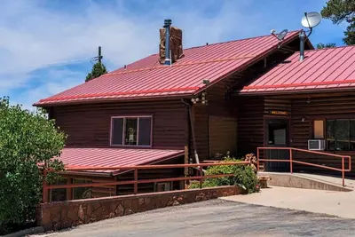 Image de Log Cabin, sleeps 13, near Cedar City Utah