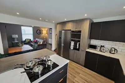 Image de Appartement-de Luxe-Salle de bain privée séparée-Vue sur Rue-Entire 3 Bed Apa. . .
