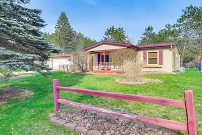 Image de Dog-Friendly Michigan Home w/ Deck & Fire Pit!