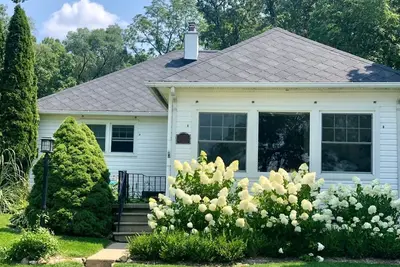 Image de Gull Lake sunset home on a quiet street