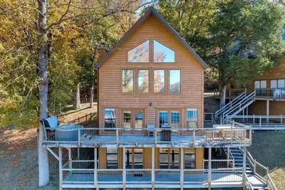 Image de Beautiful 5 Bed Chalet w/Hot Tub, Lakefront on Dale Hollow! #14
